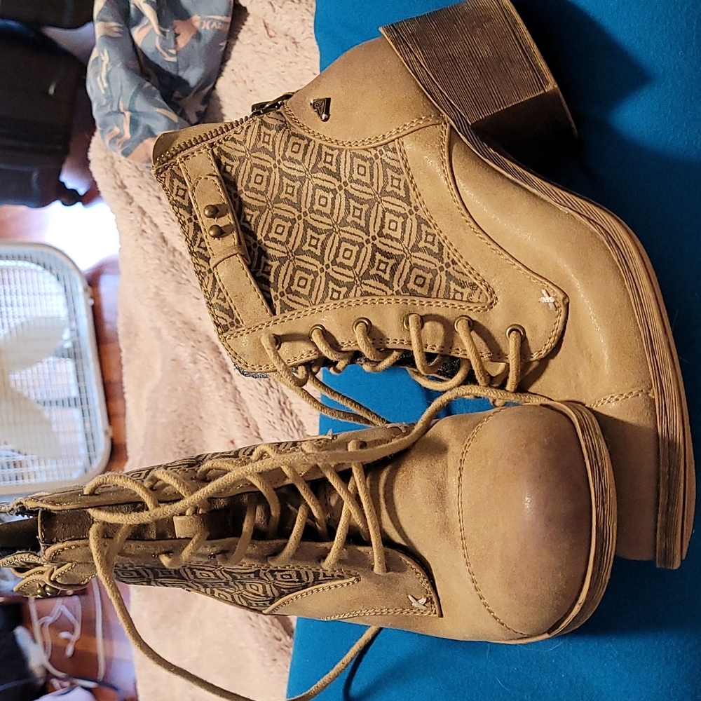 Roxy boots